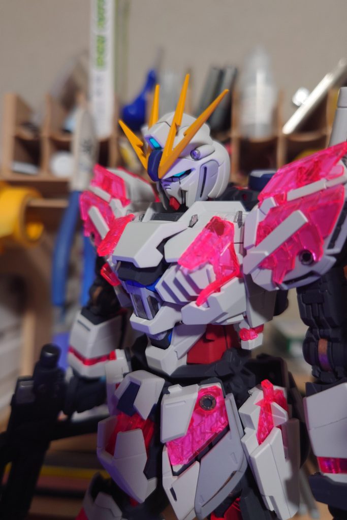 ツインアイとセンサーにはガイアノーツの蛍光ブルーグリーンで塗装。今回塗装は外装はなし、フレームの露出が多いのでフレームだけ塗装と部分塗装を施しました。それだけでもここまで格好良く纏まるのは素のキットの良さがずば抜けているからだなぁ…と作りながら思ってました