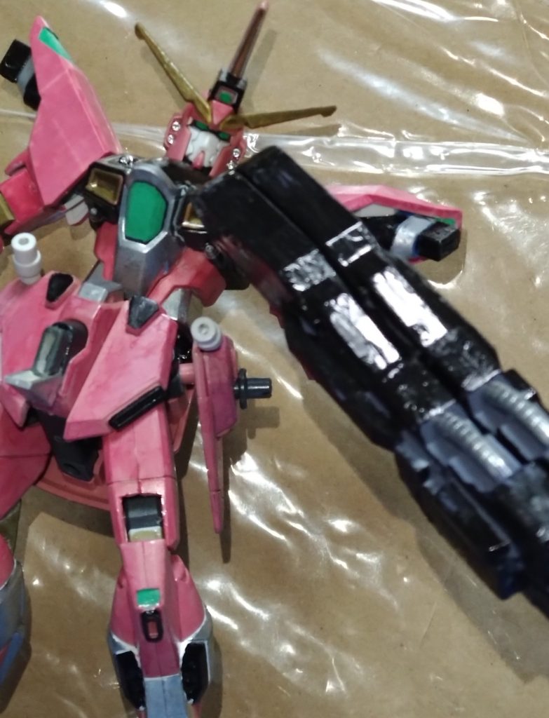 その時、ここで新たな反応が。 『また敵の増援!?』『違う、これは……クロストラベラーの機体?』 ユノは識別を確認。そこに現れたのは、あの男のMSだった…。 「ジャスティスがピンチなら、俺のジャスティスが助けに行く。なぜなら、希望の正義だからだ!!」 現れたのは自称・アスラン・ザラの再来、アース・ザラン。この場にライバル(自称)がいることに気づいているアースはテンションが高まっていた。 「ようやく会えたぞ、アスラン・ザラ!」 アース、アスランのジャスティスを見ながらニヤリと笑う。アースがいよいよアスランに接触。その光景を見ている女性陣は『嫌な予感がする』と呟く。 「お前は誰だ?その機体……ジャスティス系の機体に見えるが……」「俺の名はアース・ザラン。『赤き騎士(ナイト)の再来』とも言われ、『プラント最後の希望』とも言われている」 『『言われている』じゃなくて、『言ってる』の間違いよね?自分で?』 ユノにツッコまれるアースだったが、彼もシンとアスランと共に戦うのだった。 「行くぞ、アスラン!シン!俺達のジャスティスで、この世界を救うぞ!」「あぁ、行こう!」「いきなり来て、いきなり仕切るなよな?」 今、ここに3機のジャスティスが集結した。アースのジャスティスはスペランツァジャスティスなのだが、今までのスペランツァとは少し違っていた。 果たして、アースのジャスティスは一体? 『機動時空転移 ガンダムリベロ 第20話:3機の正義(ジャスティス)−前編−』 と、ストーリーはここまで。 次回、スペランツァジャスティスの改修機を投稿します。お楽しみに。