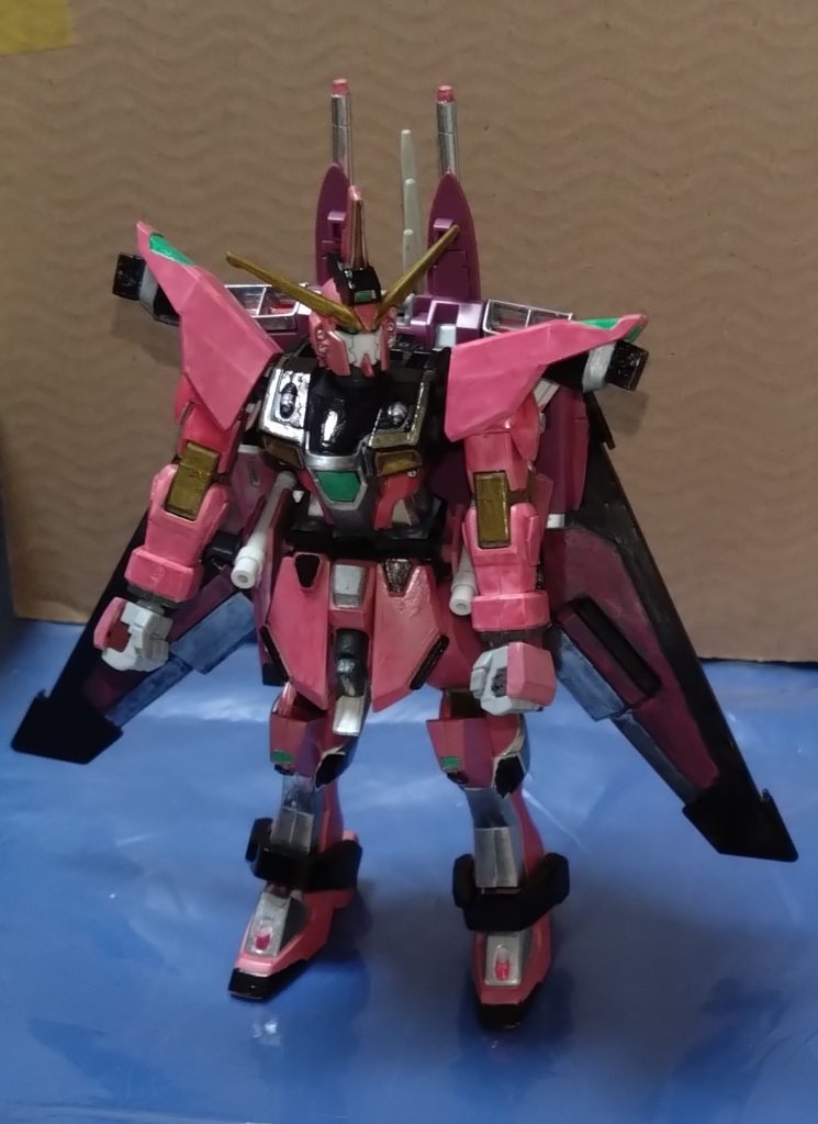 実はもう一つ、隠された武装を備えました。しかし、上の説明でもしましたが、この段階では使用できない設定になります。近接戦闘用で、この機体にとって最後の切り札……と言えるでしょう。でも、この武装だけは説明しにくい武器でもあります。完成状態のスペランツァの時に紹介する予定ですので、それまで待っていて下さい。 また、このスペランツァジャスティスには面白いギミックを盛り込みました。それはここから語る『機動時空転移 ガンダムリベロ』にて登場します。 さて、それではストーリーに入ります。前に投稿した『W(ダブル)・ジャスティス』の続きです。 〜ここからストーリー〜 前回までのあらすじ。とある世界の月に大型兵器によるコピーズが出現。それによりブレイク現象が起きてしまい、シン・アスカのイモータルジャスティスとアスラン・ザラのインフィニットジャスティスの弐式が現れてコピーズと戦闘態勢に。全て倒したかと思われたその時、増援で4機が追加される。 未知とも言える敵に警戒を続けていた2人の前に、思いもしない助っ人が現る。新たな姿となったスペランツァジャスティスを駆るアース・ザランだった…。 「アース・ザラン!スペランツァジャスティスガンダムIIPLUS(ツープラス)、出る!!」 『長い長い!スペランツァの改修機ってこと!?』『またカロウ君の改造機みたいだね?』 G:ユニバースのユノとサクラは誰がスペランツァジャスティスをイジったのか、すぐに察していた。実は今回、新たな姿となったスペランツァジャスティスを出撃させたのは機動試験も兼ねてのことだった…。