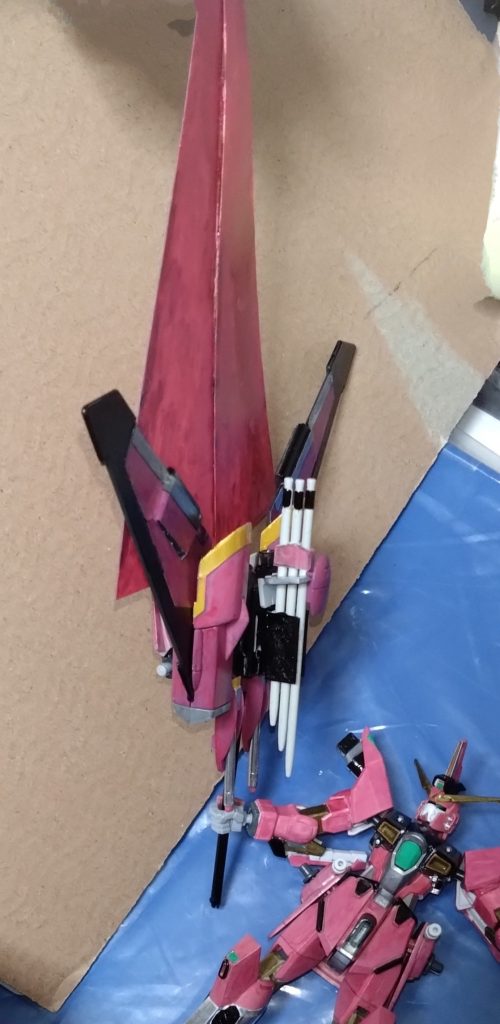 さて、ファトゥムに追加された新たな形態を紹介。斧形態・ラブリュスを超える大型武装形態になります。 超大型剣-グレートソード-ファトゥムに追加されたビームバスターソード形態。名前の由来は、ヨーロッパの武器で特に大きい刀剣から頂きました。見た目の通り、かなりの大型兵装。『キルトリアW』の『ヴェリテビームソードフォーム』を使えるようにした…という設定になります。撮影時、機体を横にしての撮影となりました(⌒-⌒; )