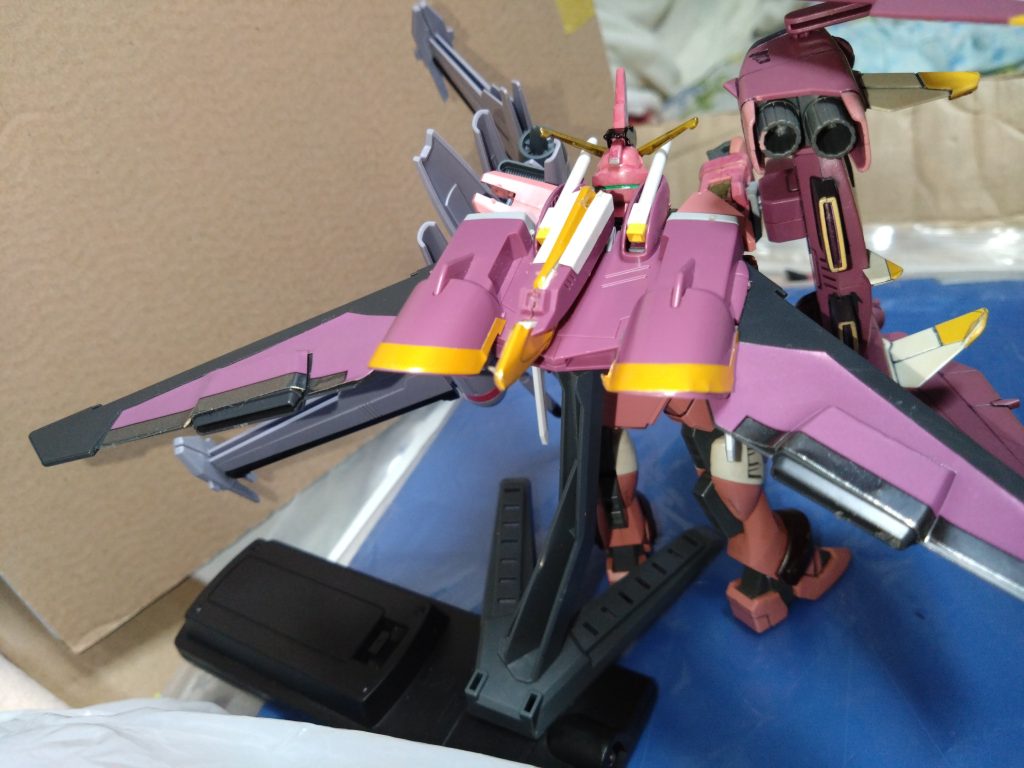 オールジャスティスガンダム型式番号：ANOTHER−999AAM2クロストラベラーのメモリー・カロウが考案した全部盛りのジャスティス。ジャスティスのとインフィニットのファトゥム、弐式のフォランテスを両腕と背中に装着した機体で、まさに集結したジャスティスとも言える。ファトゥムとフォランテスの合体で推進力、機動性はパーフェクトストライク同様、機体の重量が増してしまうデメリットもあり、動力源が核とはいえエネルギーが通常の３倍も消費してしまう。しかも盾が無い。いろんな意味で惜しい機体とも言える…。ただし、それは重量化でのこと。無重力での機動性は非常に高い。ちなみにファトゥムとフォルンテス、腕と背中ならどこでも装着可能で、交換もできます。