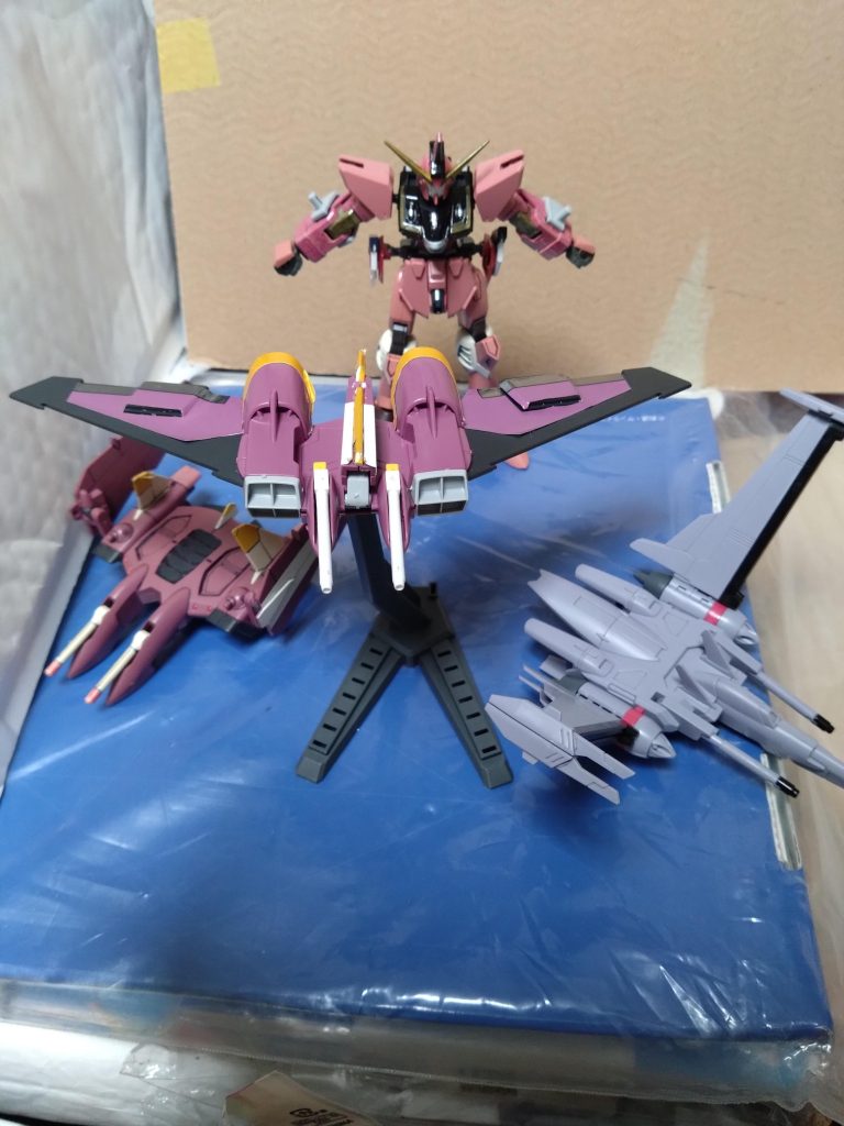 武装は主にファトゥムとフォランテスに搭載したモノだけ。それらを飛ばすことも可能で、その際機体の機動性は一気に上がる。