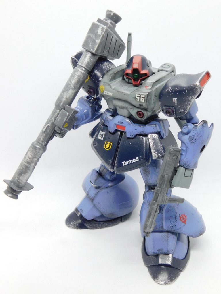 因みに、左肩のデカールは欠けてしまいました。だので、デカールにキズを付けダメージを表現しました〜✨😼