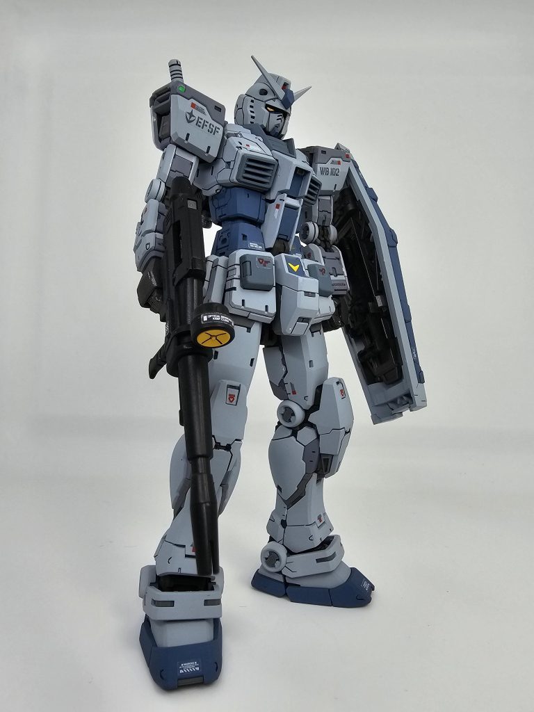 最近のイメージではG-3といえば薄紫ベースが多いですが、自分は昔のGジェネの青強めの印象が強く、ミリタリー感強めなミディアムブルーをベースに仕上げてますグレーの2色もクレオスの軍用機カラーです