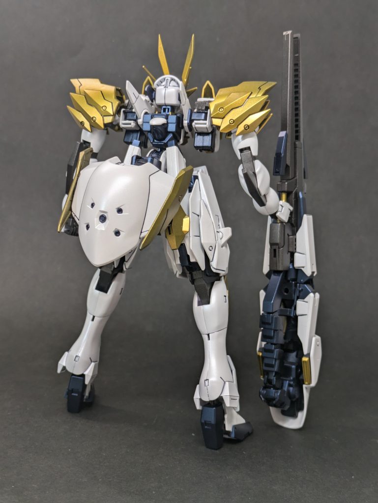 使用したキットはウーンドウォートとティフォエウスガンダムです。女性のようなシルエットのウーンドウォートにラファエルベースのスマートな手足でいい感じにまとまったと思います。