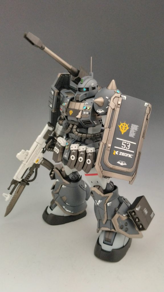 ギラ・ズールのビームマシンガン、弾倉。ザク1のシールド、F2のミサイルポッド等追加しています。弾倉、ミサイルポッドは磁石で脱着できるようにしてあります。弾倉にデカール貼る予定はなかったのですがそれだと物足りないないと感じたので大変ですけど貼りました。