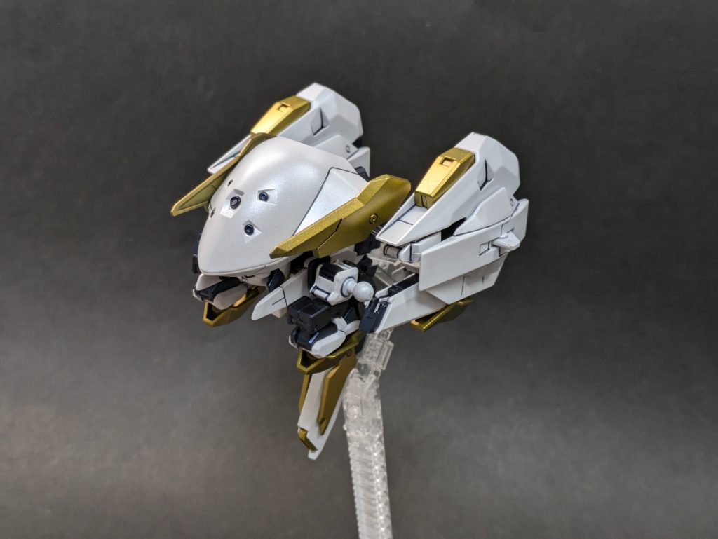 MA形態中古の完成品を購入したため、変形に必要なパーツが欠品していましたが一応変形できます