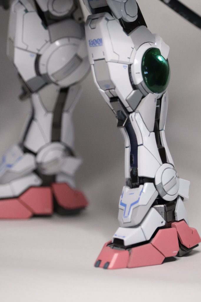 膝は段落ち加工。膝下のフレームをディテールアップ。コンデンサ下のフクラハギがスジボリだけの滑らかなラインが気に入らなかったので、削り込んでいます。メリハリが出て、とても気に入っています。