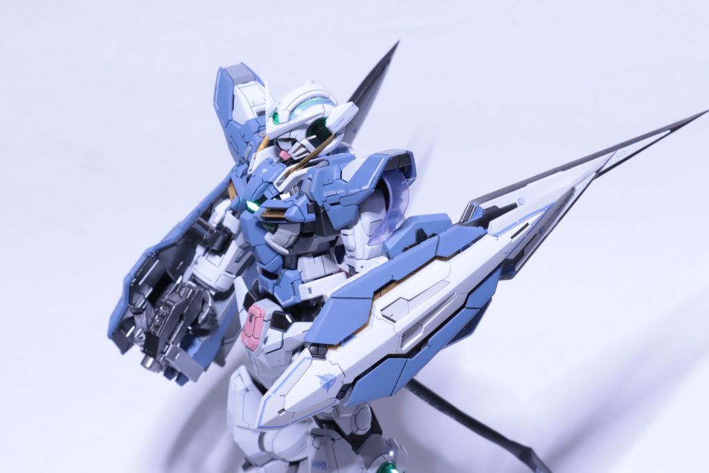 ダイソーのLEDテープを加工し、顔まわり、胸、膝のコンデンサが光る様に改造しました。写真だとわかりにくい…💦ブルーにはブルーのスミ入れをしています。