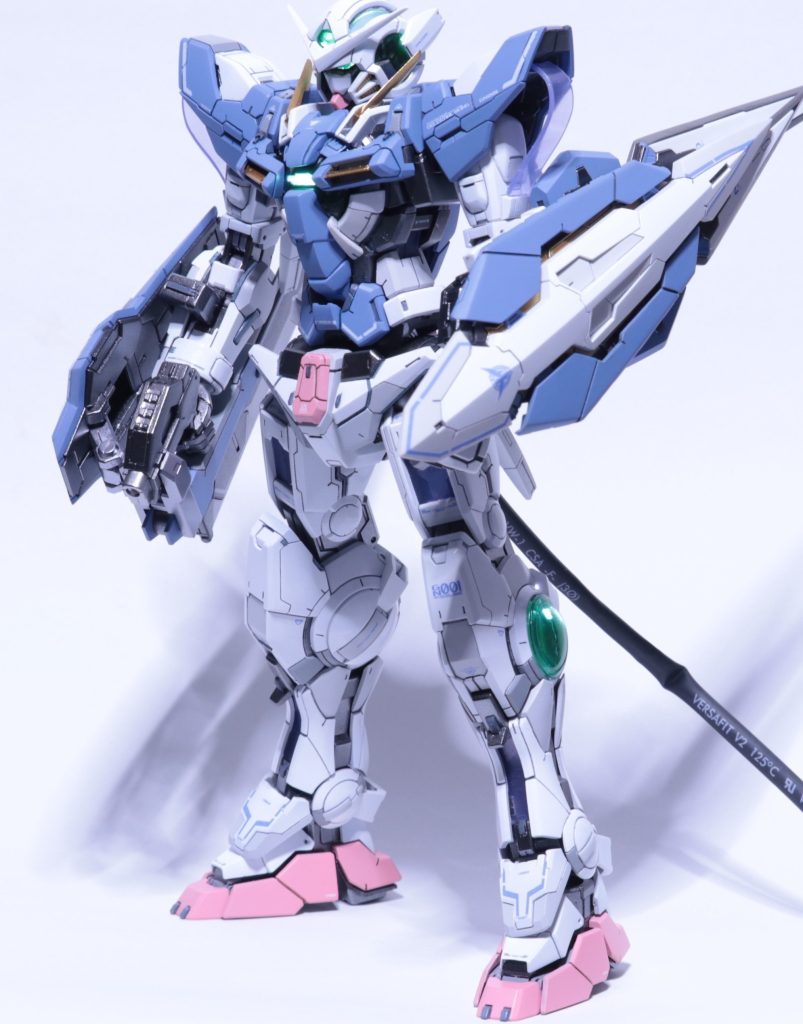 プロポーションは首を延長して、やや後にづらしています。そのままだと、首回りがスカスカになるので、顔まわりのディテールを変更しています。右腕のGNシールドが腕から離れていたので、基部を加工して幅詰めしています。 