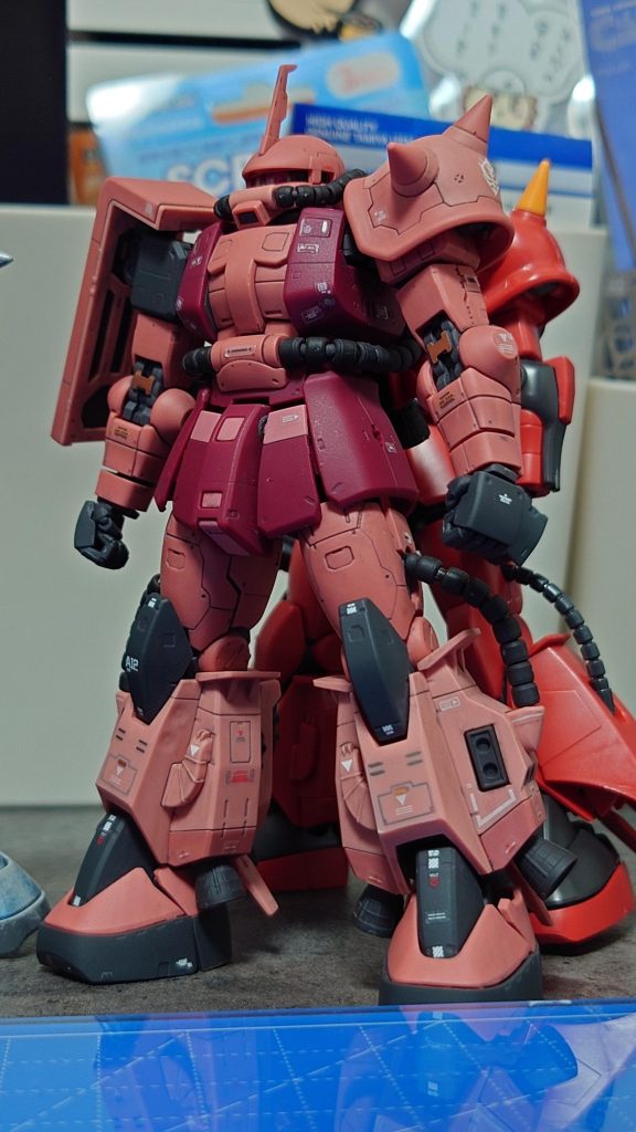 奥に見えるのはHGジョニーライデンザクです。今回同時に組み立てしててRGとの違いを比べながら作ってみました。今の自分の工作技術だとRGはそのまま組立てる以上のクオリティが見いだせないので今後も色変えする位でもじゅうぶんかもと思いました😅RGでもしっかり手を加えてかっこよく仕上げられる方、尊敬しちゃいますね。。