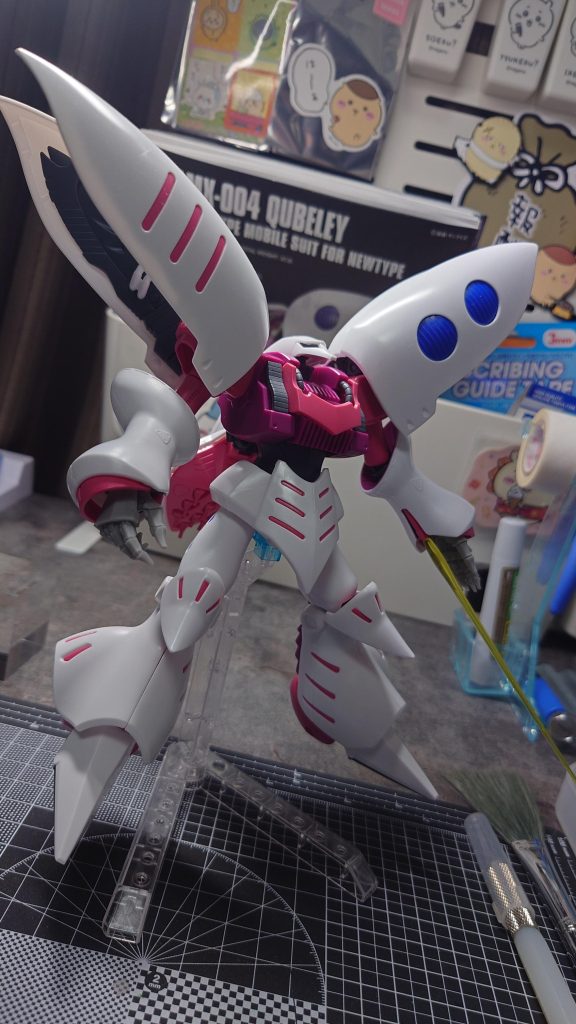 まずはそのまま組んでみてどの辺りをいじるか模索しました。ハンドパーツだけは三角屋さんのものに変えてイメージを膨らませてました。今回は「このハンドパーツでキュベレイを作りたい!」というのが良いモチベーションになった気がします😃