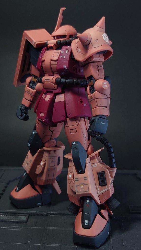 付属のリアリスティックデカールと水転写デカールを自分なりの配分で貼っています。足首周りの赤いワンポイントなど個人的に気に入ってます。