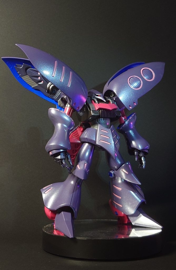 全体ショットです。イボルブ版のカラーリングを参考にして塗装していたのですが、仕上げのホワイトパール塗装のちょうど良い加減が分からず少し吹き過ぎた気がします。。結果、光の反射でシルバー的な部分が強調されて色味が想定より薄くなってしまった気がします😅また、光沢クリアを吹くと粒子が整理されホワイトパールのギラギラ感が後退し、その代わりに鏡面具合が増したような感じになりました。何度か微調整してあえて鏡面具合を抑えキラキラと言うよりはギラつきを残すようにしてみました。当初想定していた色味からは少し変わってしまいましたがこれも良い経験となるでしょうし、これはこれでアリかなぁと思っています😅