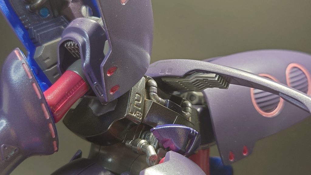 バックショットを下からの煽りで📸後頭部内側?や両肩の内部にもラジエートフィンパーツを貼ってディテールアップしてみました。