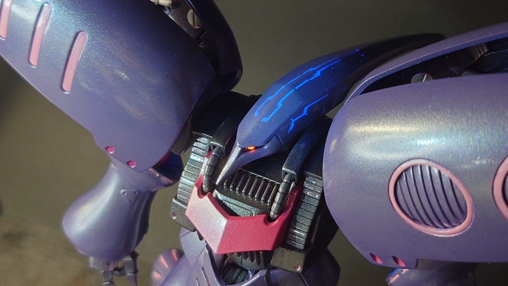 バストアップ目の部分は付属のシールを貼った上からエナメル蛍光塗料(ピンク)を筆塗りし、更にUVレジン液(ピンク)をチョンずけしています。通常時はピンク色ですがUVライトを当てるとオレンジっぽく発色/発光します。頭部と腕部はMYK DESIGNさんのグッドマークデカール〈ダークグレー&ネオンブルー(蛍光色)〉を貼っています。通常時はほぼ目立たず、UVライトを当てた時だけネオンブルーが浮かび上がる感じにしました。