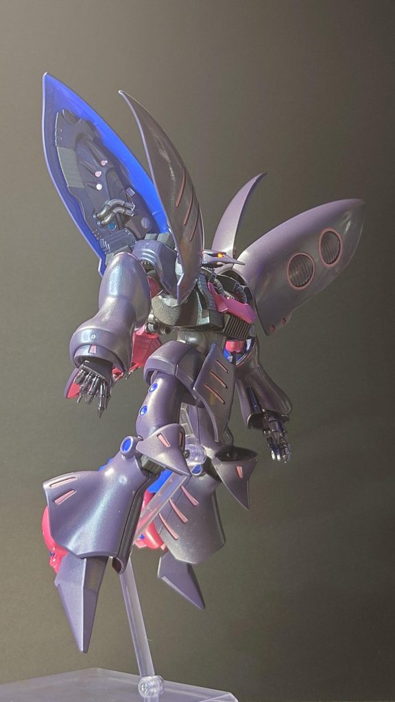 キュベレイの特徴的な両肩のバインダーを開いて飛翔しているようなポーズです。キュベレイはモビルスーツでありながら何となく生物的な独特な雰囲気もあって不思議ですよね。