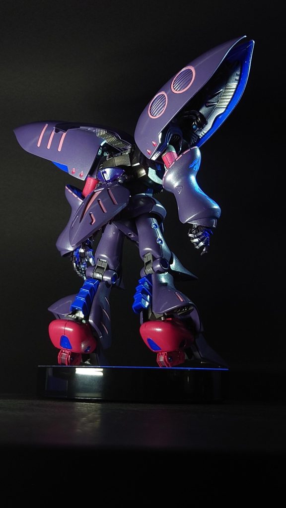 バックショット踵のハイヒール化やファンネルコンテナ接続部の延長&ディテール変更の他、ハンドパーツやラジエートフィンを貼り付けた箇所も見えるのでこちらの方が(前から見るよりも)色々手を加えた箇所がわかりやすいと思います。