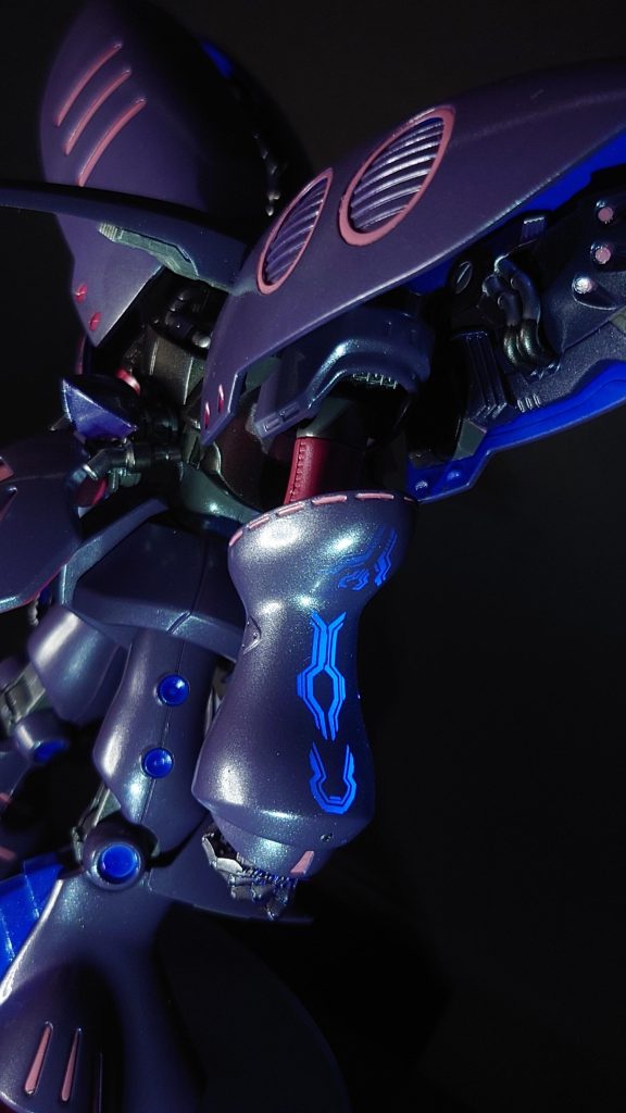 腕部にはUVライト照射でネオンブルーに光るデカールが貼られています。ニュータイプ専用機なのでこんなギミック?があってもいいかなと思って貼りました。ライトを照射しなければほぼ見えないようになっています😎