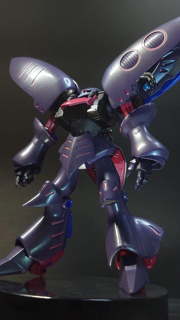 最後にまた全体ショットです。当初は胴体の他、首や腕の延長も考えましたが、手間と効果を考えた結果、踵のハイヒール化とファンネルコンテナ接続部の延長だけに留めました。上半身を延長させた場合はより生物的なイメージが湧きそうですね。そして手を更に大きいパーツに変えればキュベレイアンベリールに近い感じになるかもしれませんね。今回はそこまで生物感は出さずイボルブの方に寄せた(モビルスーツ寄りな?)感じにしています。※以下、制作工程です。