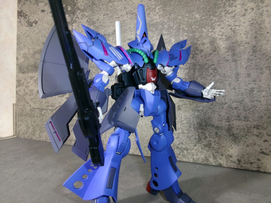 横から。土壇場でアルスアースリィもミキシングしたんですが上手く混ざってくれました。肩がカニっぽくなりました。