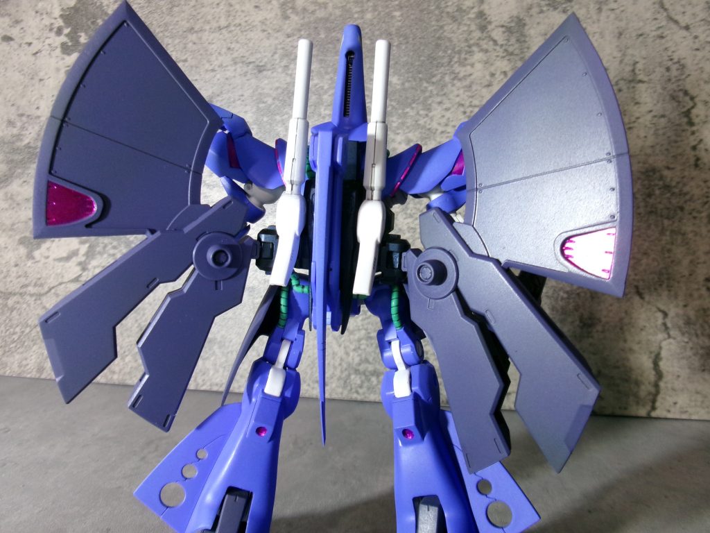 背中。ベギルベウの羽と合体。ベギルベウの羽を数珠つなぎにしてもおもしろかったかもしれませんね。