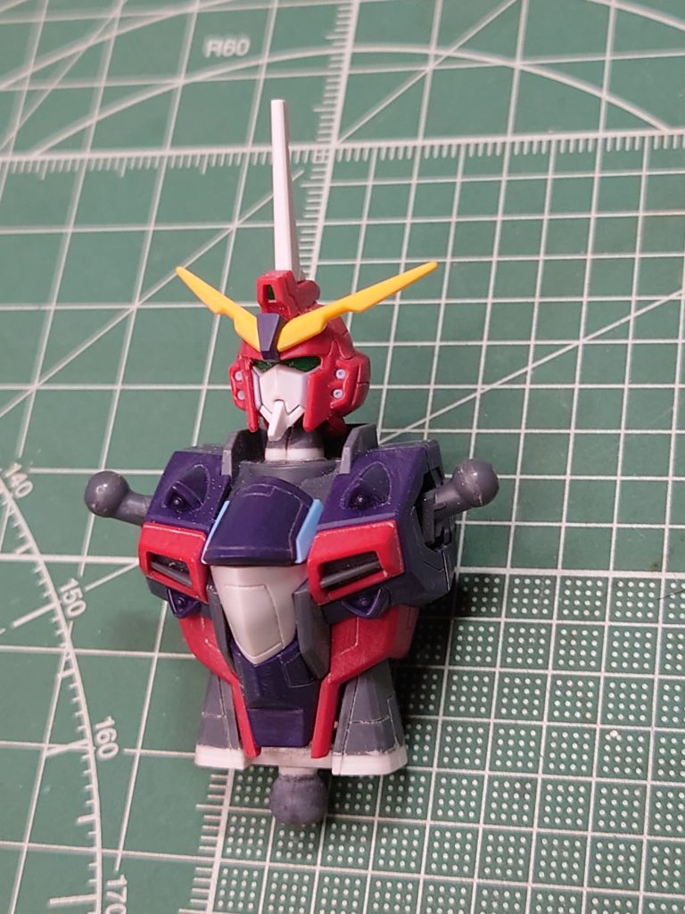 首は途中で切断して1mm延長。胴体下部もボールジョイントを一度切り離しで約2mm延長。