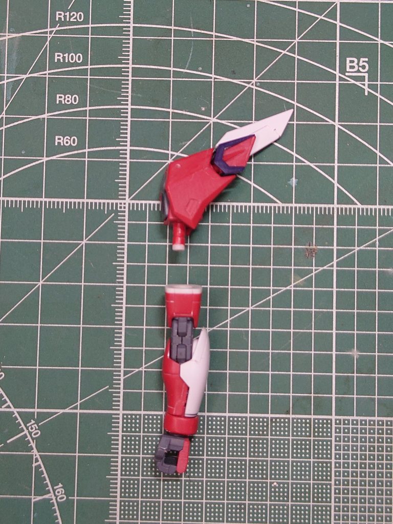 上腕は1mm延長して関節の軸もそれにあわせて延長。袖の上の部分の白いパーツも上下で0.5mmずつ延長。