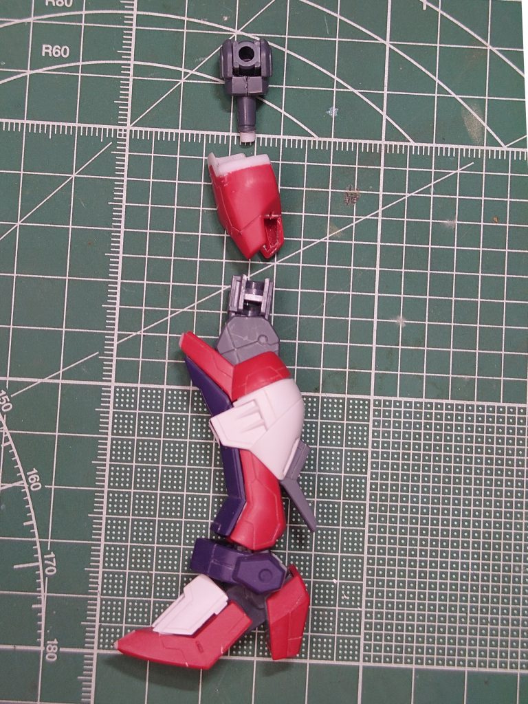 腿の外装パーツを上方に2mm延長して関節の軸もプラ棒をつぎ足し。