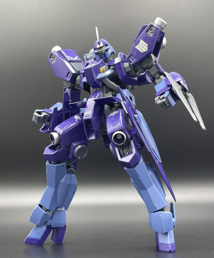 EB-05ｓ SCHWALBE GRAZE(GAELIO CUSTOM)　「グレイズとはちがうんだよ！グレイズとはッ！」と言わんばかりのイケメンマスクをのシュヴァルベグレイズ。中のギョロ目は同じなんですけどね(笑)　　それもそのはず、ギャラルホルン内部で本機はグレイズ一般機と“同一機” として扱われています。　それじゃ、シュヴァルベグレイズとは何なのかというと、グレイズよりも高性能・高機動を目指してつくった「試験機」という存在になります。　それ故、ギャラルホルン内部では「グレイズ」として一まとめになっているようです。　なんか元も子もない話ですが、シュヴァルベが高機動なのは間違いなく、特定のパイロットにあてがわれる場合は専用機になることが多いとのこと。　高機動を実現する代わりに、低出力時には機体の安定度が下がるという「みんな大好き！エースにしか扱えないピーキーな機体」という清濁併せ吞むような機体です。