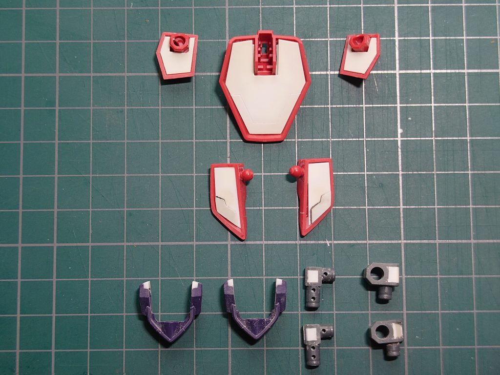 アーマー裏や関節の肉抜き穴、アンクルガードのくるぶしの切り欠き部もプラ板で塞ぎました。