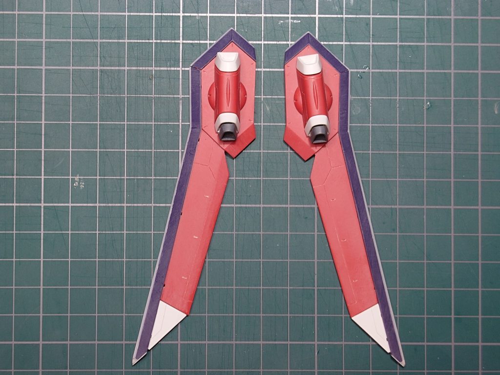 ウィングは先端をシャープ化するため1mmプラ棒を貼り付けて削り出してます。