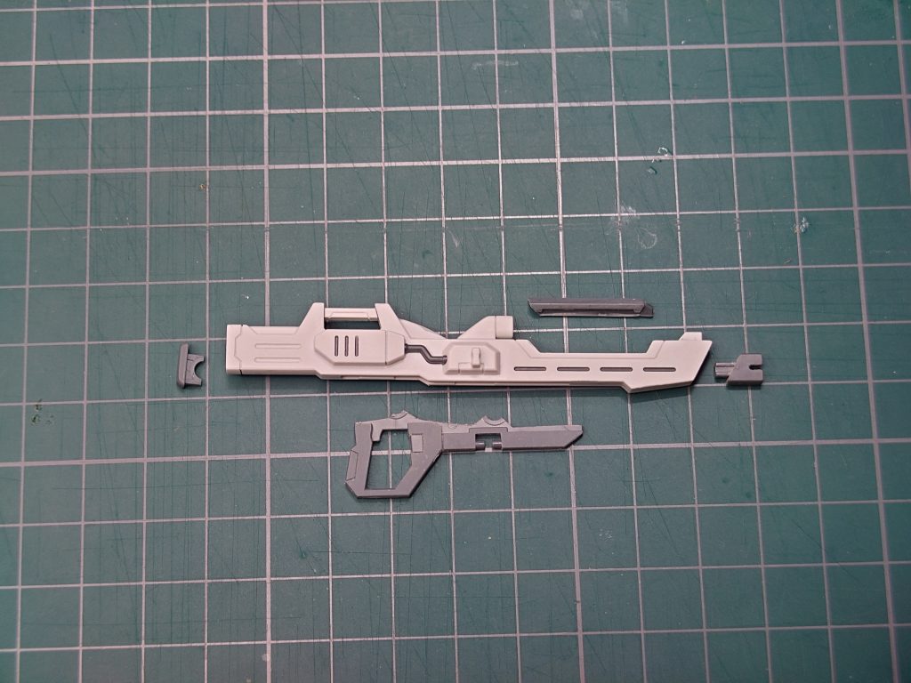 ビームライフルの複雑な塗分けは極力手間を減らすためカットできる部分を後ハメ加工。