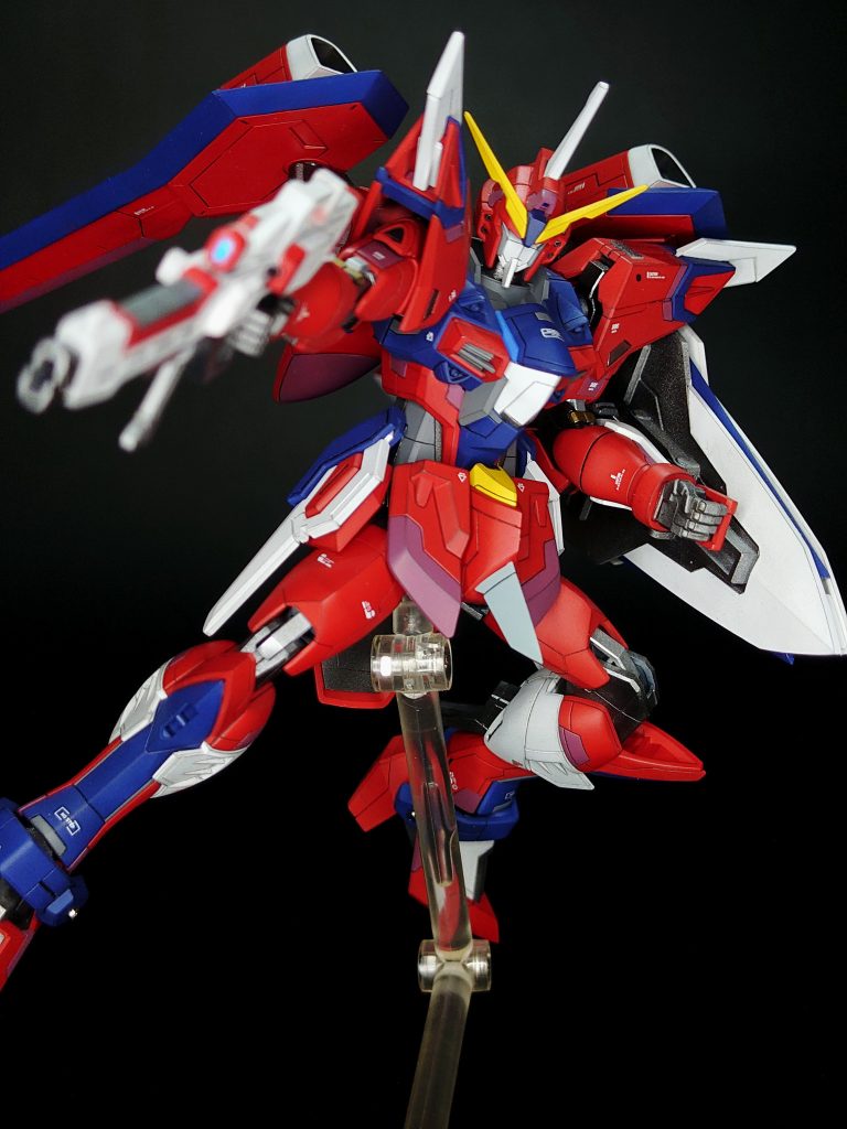 カラーリングは・・・赤：クレオス GXハーマンレッドと差し色にバーチャロンカラーの焔小豆青：クレオス ティターンズブルー2白：ホワイト黄：クレオス MSイエロー その他関節色や差し色にスターブライトアイアン、エアクラフトグレー、ガンダムメッキシルバーを使ってます。 仕上げはクレオス スーパースムースクリアーです。
