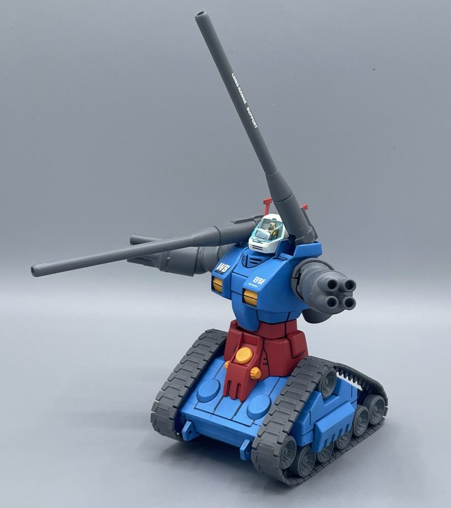 ４０㎜４連装ボッブミサイルランチャー　これまた、「これぞガンタンク」とも思える武装ですが、実はほかの兵器の”固定兵装”として開発していたものを、無理矢理くっ付けたそうです(笑)　基本的に、V作戦の３機体は未完成状態であり、シャアによるサイド７侵攻作戦により、いきなり実践投入する運びとなりました。それ故に、こうした”突貫作業”でこしらえた作りも、多く見られるのでしょう。サイド７が襲われず、開発が続けられればガンタンクはもっと違った姿を見せていたのかもしれませんね。