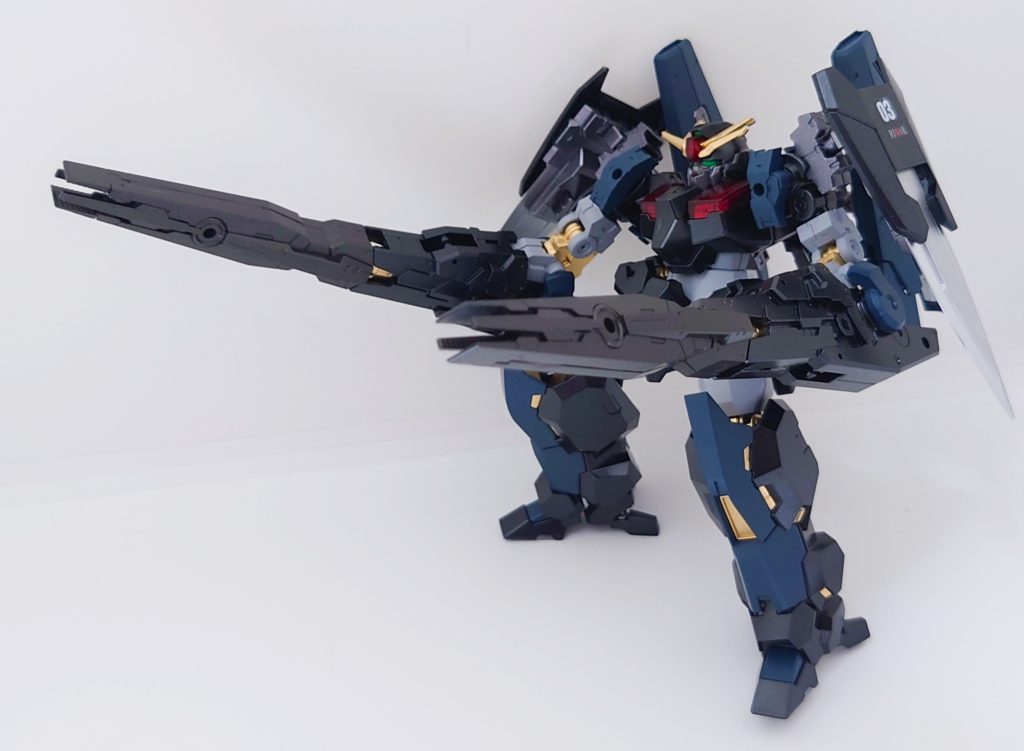 そして、背面のブースターユニットを腕のキャノン砲に取り付けることで、超長距離ロングバスターキャノン砲にすることができます!