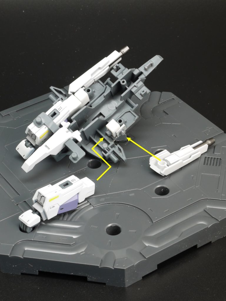 <変形方法>基本的にはキットの説明書通りです。ただし、肩はWR時には使わず、上腕の付け根で外した腕をWR用フレーム裏面の棒に取り付けます。サイドスカートを取り付ける軸も新造してあります。軸周りはパーツを付ければ見えないので塗装していません。