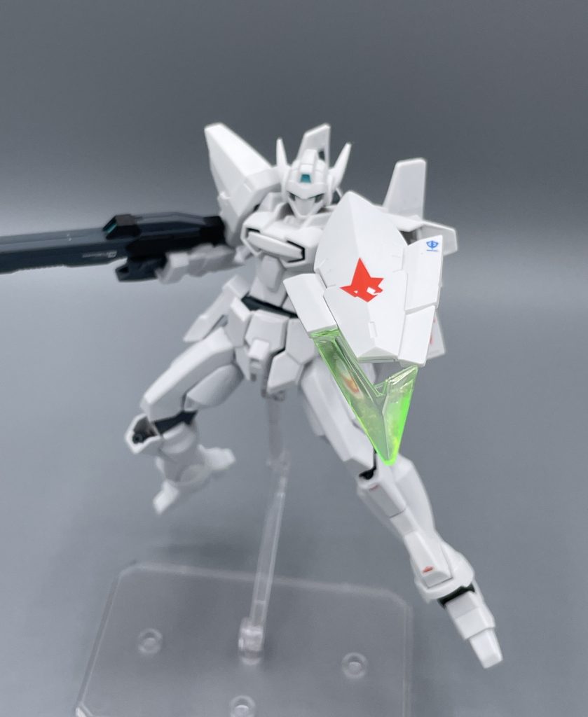 ウルフ・エニアクルのパーソナルマーク(画像の赤い狼)を模して造られたシールド。シールド自体が狼の形を模しているからか、これまでのように赤狼のマーキングがなく、劇中では真っ白でした。 でもね・・・? あのウルフが、目立つマーキングをしないなんて絶対にありえない!!と私は思うのです。MSデッキでシールドを指さしながら、「おい、見てみろよアセム!…ほらフリットも! あのシールドカッコいいだろぅ!?俺のマークと同じ形してるんだぜ? なっ、カッケーだろッ!?」とか言ってはしゃいでたと思うんです。 その時に、シールド自体にマークがないと分かりにくいので、ウルフは絶対にマーキングしたはずなんです。だから私はでっかいデカールを貼り付けてやりました! 劇中で真っ白なのは、作画上の都合なんですよ。・・・しらんけど(笑)