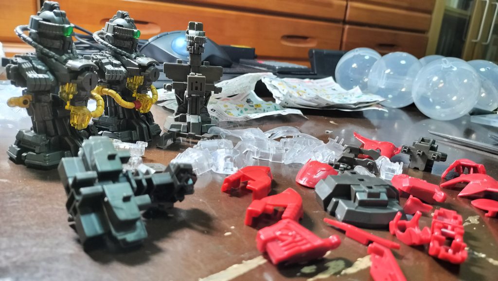 【ウラバナシ】妻と長男にガチャってきてもらったメカニカルバストのサザビー。メルカリでもポチってしまい、気が付いたらシェンロンが現れるほどドラゴンボールが集まってしまった。