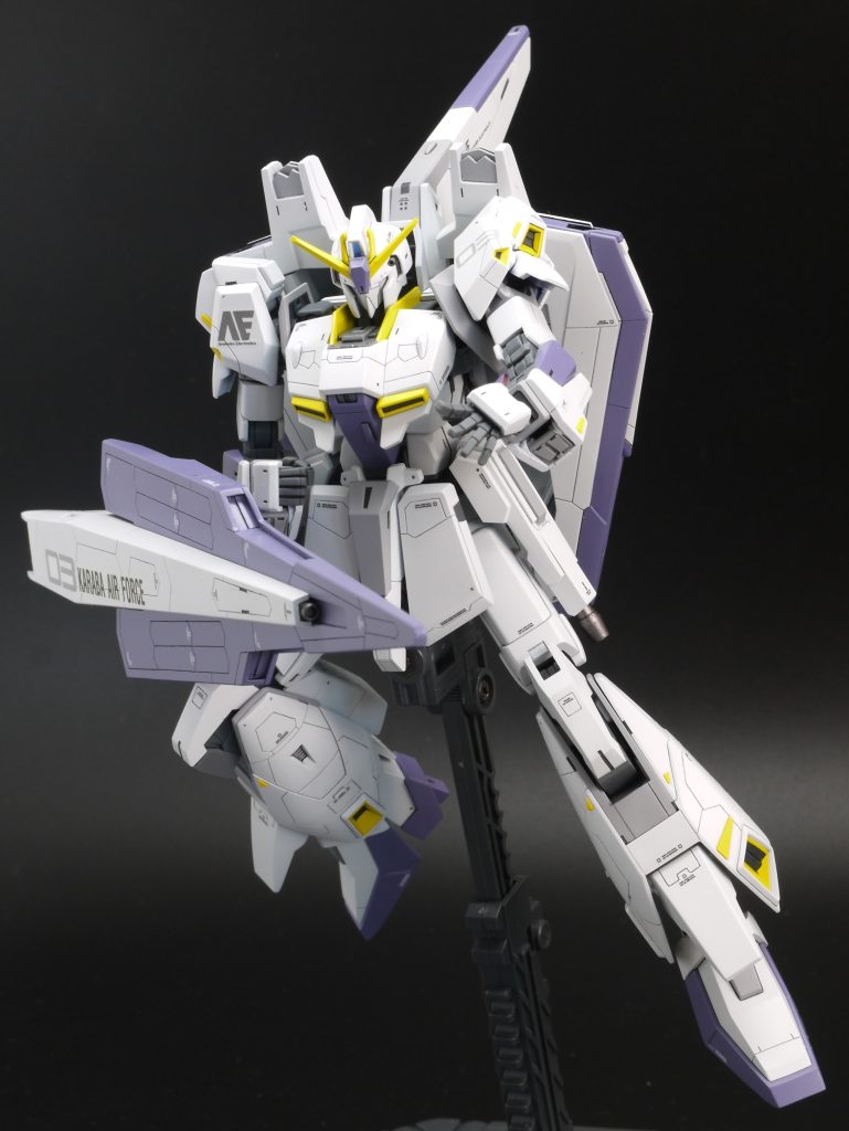 各所の黄色い凹には、t0.3のプラ板を切り出してイエローで塗装したものを貼り付けました。肩前後の小さいダクト部のみエナメルで筆塗りしています。スジ彫りが多いので、クドく見えないように明るいグレーでスミ入れしました。ほぼホワイトの機体なので、久しぶりに黒背景で撮影しましたが、やはり引き締まって見えるので良いですね。