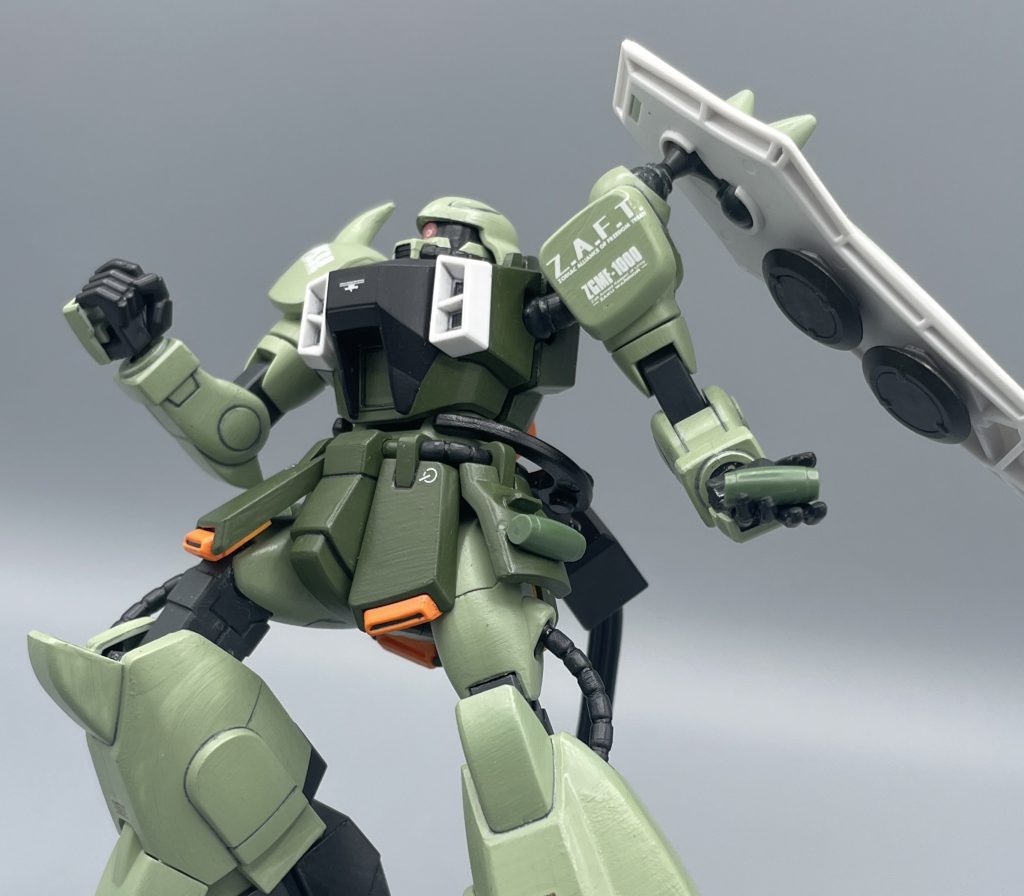 手榴弾(ハンドグレネード) ザクの腰部左右に装備されたばくだん。炸裂弾や焼夷弾など、様々な爆発物を持ち運ぶことが可能です。 また、シールド裏にはビーム突撃銃の予備マガジンが2つホールドされています。それだけじゃなく、このシールドにはもう1つ武器が隠されていて・・・