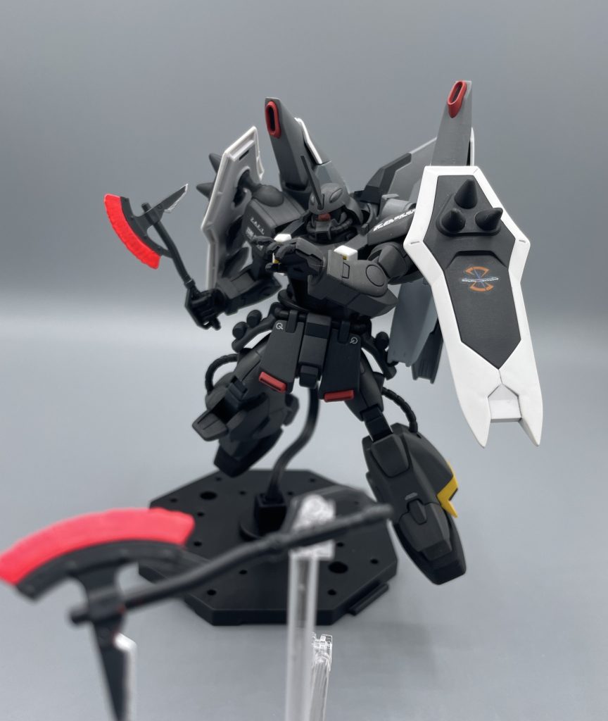 ビューン!! このビームトマホークは、敵機に投げつけて投擲武器として使用することも可能でした。投げる場合は、攻撃よりも牽制的な意味合いでの使用が多かった印象です。ブーメランじゃないから、投げても戻ってこないでしょうしね・・・。