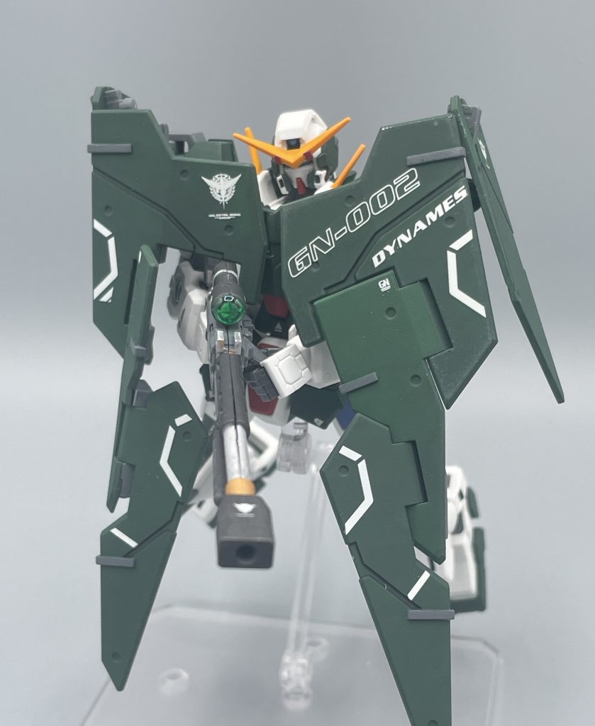 シールドは前面に展開することで鉄壁の防御を誇りつつ、シールドの隙間から狙撃することも可能です。シールドのマーキングは、デカールの配置にこだわって貼りました!気に入っています。 合わせ目けしを盛大にサボっているのが、ライフルの割れ目でバレますね(笑) だって、このライフルABSなんだもん。下手なことしたら割れるんだもん。ガンダムデュナメス(キット)の弱点その2は、関節・ライフル等にABSが多用されている点ですかね。