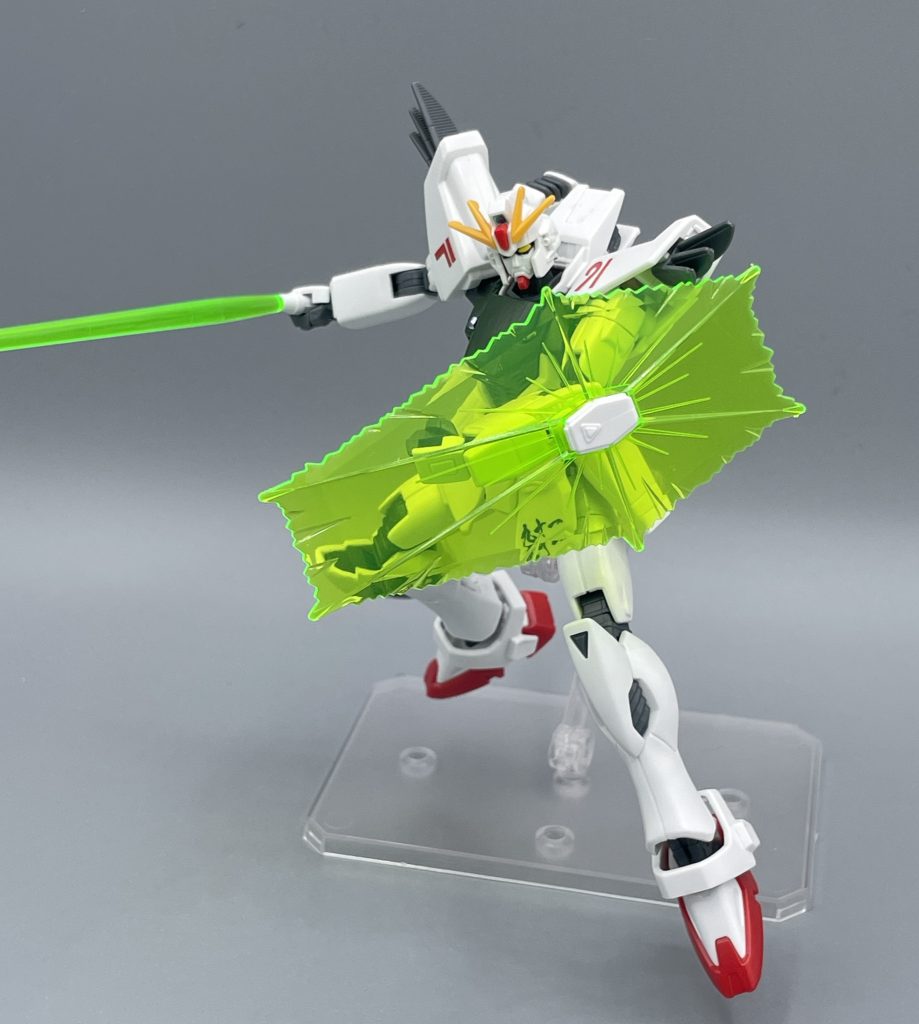 ビームサーベル＆シールド　綺麗なクリアグリーンで成形されています。シールド越しに見える「九十一」に、作者は思わずニヤニヤ(笑)　サーベルはグリップの太さと手の穴の径が全く合っておらず、驚くほどスポスポ抜けます(笑)