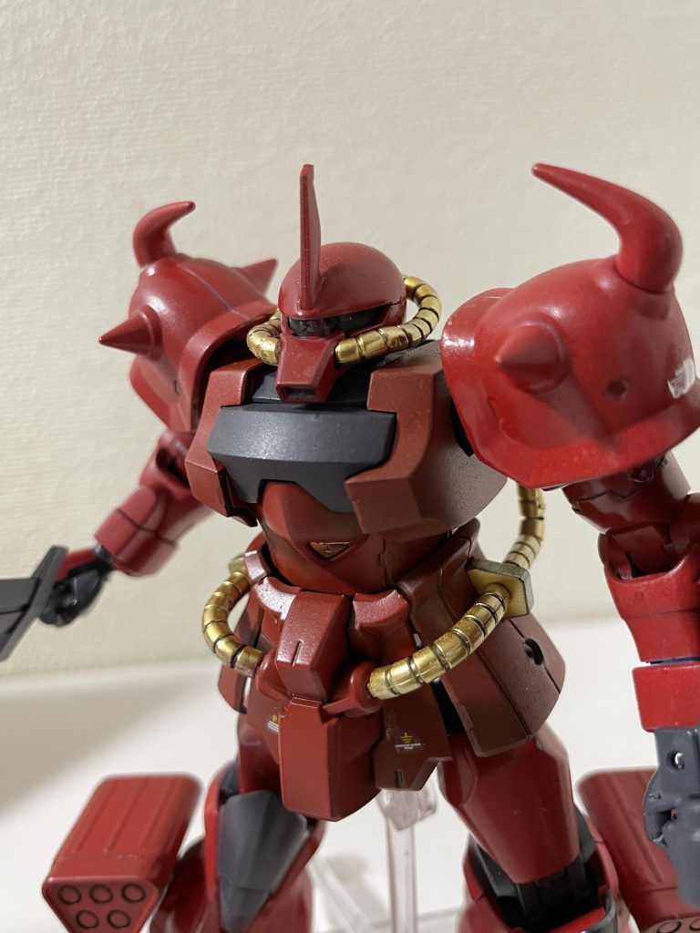 頭部をアップで。赤色に金色が映えますね。モルゲンとはドイツ語で「朝」です。イフリート・ナハトの余剰パーツを脚部につけました。ナハトが「夜」なので対抗して「朝」に。