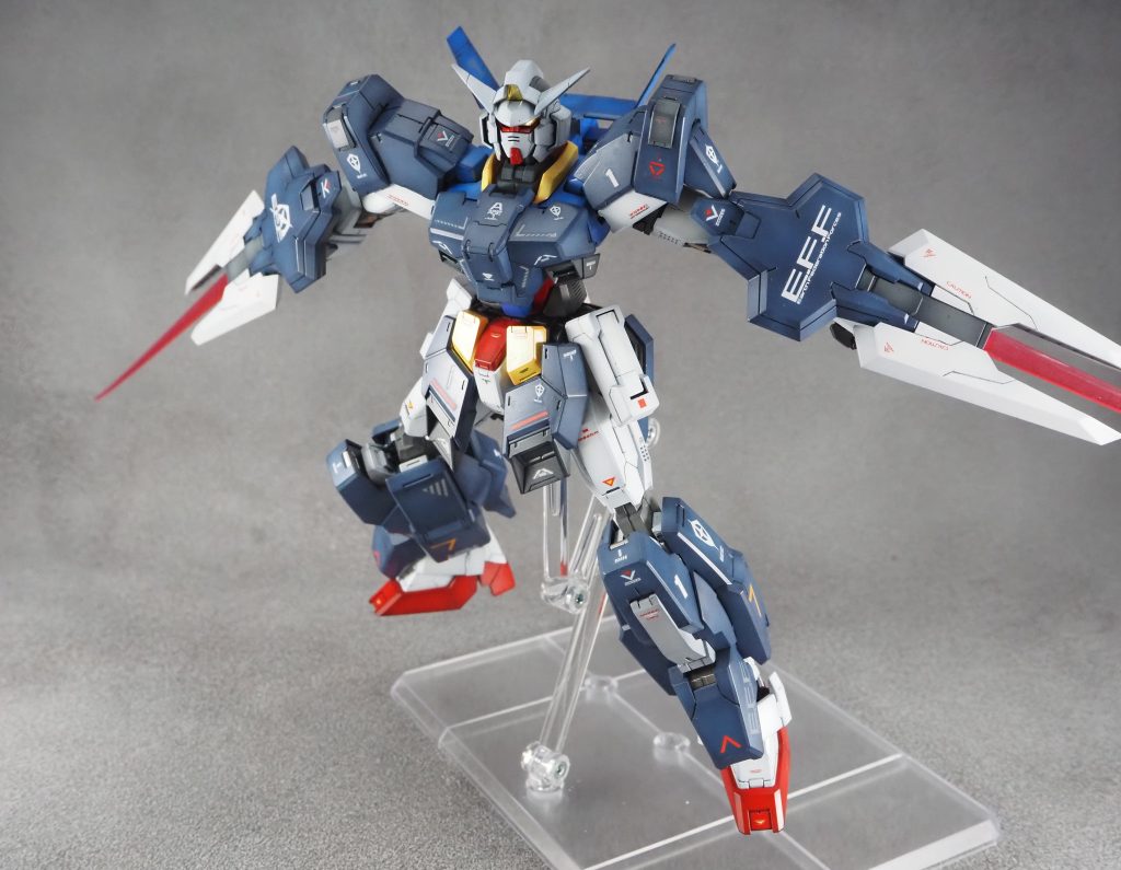 両腕のシールドはビーム砲、サーベルと3役をこなします。AGE-1 ノーマルから鋭くなった目つきも見どころです。