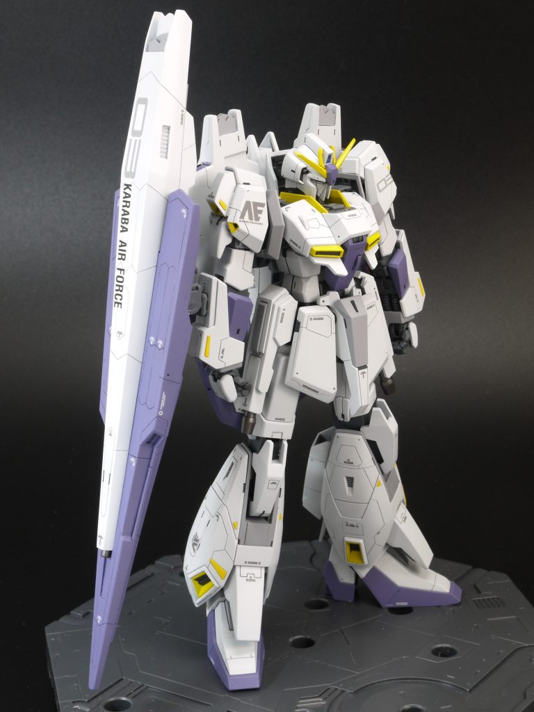 やっぱりZガンダムはカッコいいですね。そしてこのキットは初めて組みましたが、少し手を加えるとスゴく良くなる楽しいキットだと感じました。ストライクゼータはカラーリングも好きです。ミカエリスパープルがマッチしてくれたと思います。瀧川さんのイラストを目指しましたが、スジ彫りも完全再現には至っておらず、全体的に60〜70%くらいの仕上がりかと思います。それでも自分ではそこそこ満足していますが、いかがでしょうか。