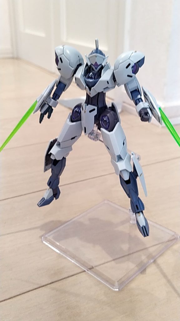 まずは右手を普通の腕に変更。(そうしないとランスを持たせられない)ハンドパーツは30MMのパーツを使いました。ランスとシールドを外せばビームサーベル二刀流もできます。