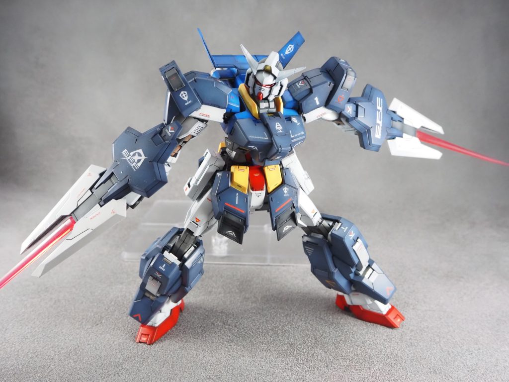 AGE-1フラットの細長いシルエットは前回投稿しましたのでそちらもご覧下さい。スラリと細身のAGE-1とは打って変わって力強く、重く、太い姿になっています。