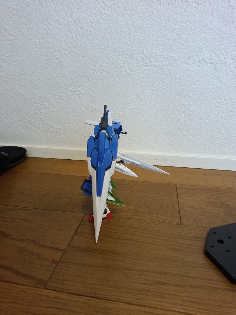 左後ろに出てる武器が目立つ(gundam-kao3)